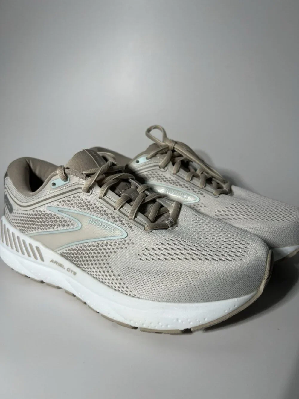 Brooks Ariel GTS 24 Women’s Running Shoes Beige Size 8 Extra Wide